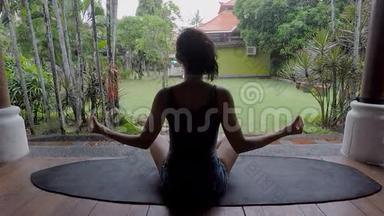 <strong>巴厘岛</strong>的雨天。 那个女孩在冥想瑜伽士的姿势。 黑发女人放松，休息一下。 <strong>巴厘岛</strong>